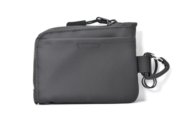 ACTIVE（アクティブ） ネックストラップ付マルチケース 「プレリー1957」 NP00960　ブラック　裏面