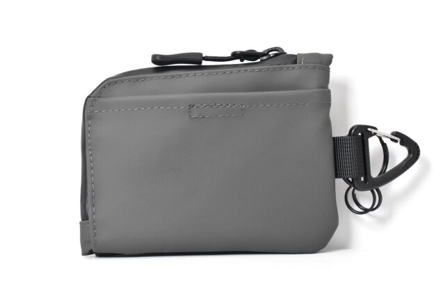 ACTIVE（アクティブ） ネックストラップ付マルチケース 「プレリー1957」 NP00960　グレー　裏面