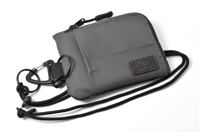 ACTIVE（アクティブ） ネックストラップ付マルチケース 「プレリー1957」 NP00960　グレー　正面