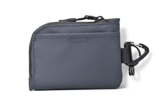 ACTIVE（アクティブ） ネックストラップ付マルチケース 「プレリー1957」 NP00960　ネイビー　裏面