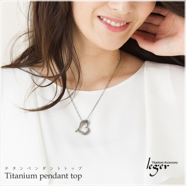 【チタンアクセサリーレジエ】チタン製ペンダントトップモデル着用