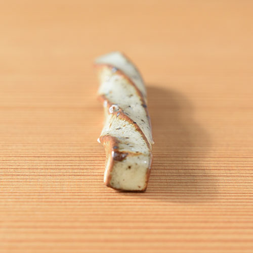 鉄吹粉引き カトラリーレスト／亀井 紀子