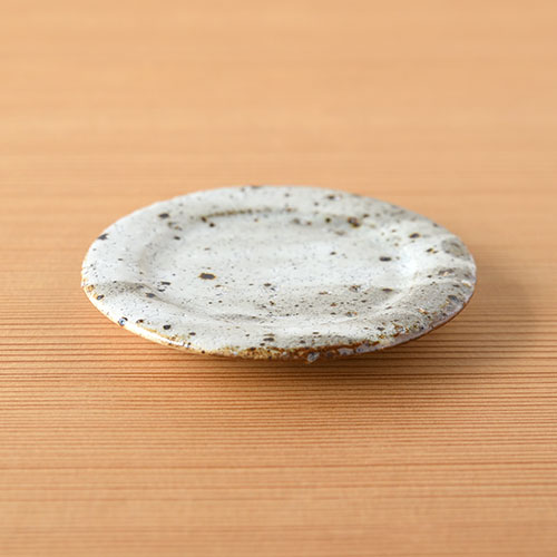 鉄吹粉引き リム3寸皿／亀井 紀子