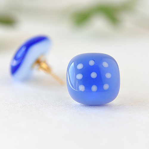 色板ガラスのピアス・イヤリング【ドット・ブルー】／吉田 成美