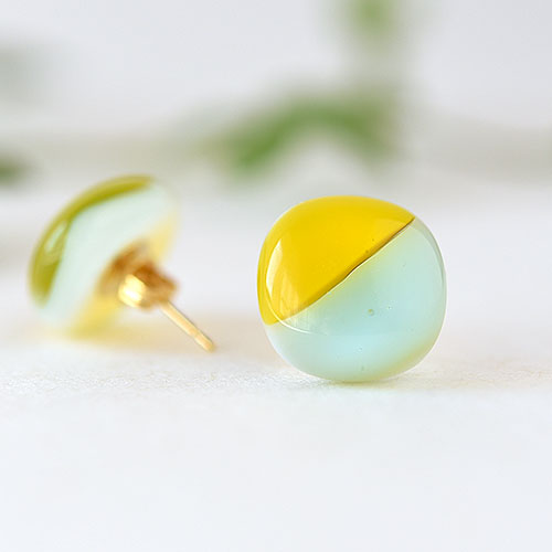 色板ガラスのピアス・イヤリング【ライトグリーン×イエロー】／吉田 成美