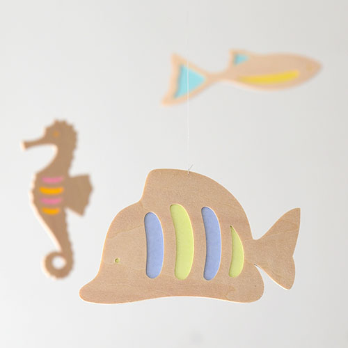 木製モビール・宙を泳ぐ魚【タツノオトシゴ】／ おとぎ屋｜手しごと