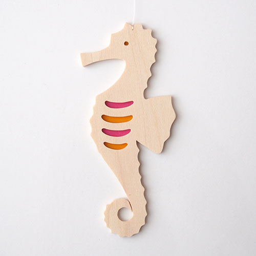 木製モビール・宙を泳ぐ魚【タツノオトシゴ】／ おとぎ屋｜手しごと