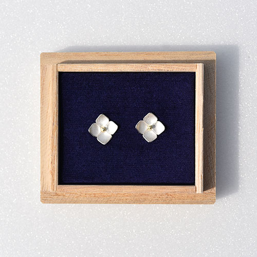 Hydrangea ピアス／小海 有希