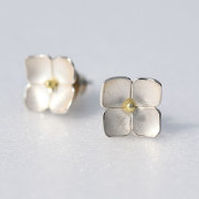 Hydrangea ピアス／小海 有希