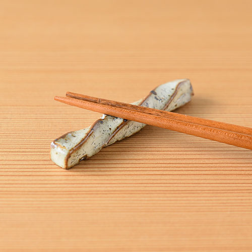 鉄吹粉引き カトラリーレスト／亀井 紀子