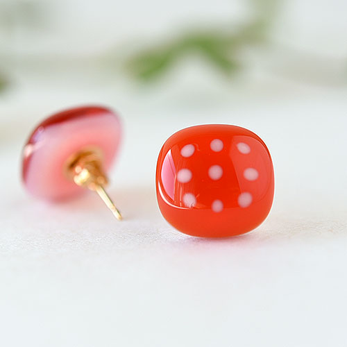 色板ガラスのピアス・イヤリング【ドット・レッド】／吉田 成美