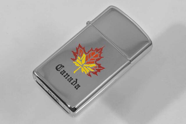 Zippo ジッポー 絶版・1995年製造 Canada デザイン スリム MAPLE LEAF メール便可