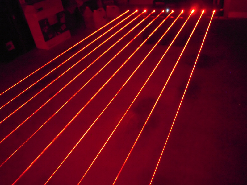 最新の光の演出にレッドレーザーカーテン　クラブ、バー、レストラン、展示会、イベントなどにおススメ　（取り寄せ品納期約3週間）