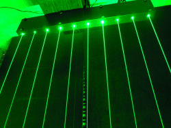 最新の光の演出にグリーンレーザーカーテン　クラブ、バー、レストラン、展示会、イベントなどにおススメ　取り寄せ品