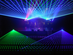 フルカラーレーザー演出実施、7W RGBレーザー1台使用（レンタル）