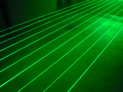 最新の光の演出にグリーンレーザーカーテン520nmバージョン　クラブ、バー、レストラン、展示会、イベントなどにおススメ