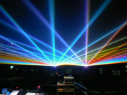 フルカラーレーザー演出実施、15W フルカラーレーザー1台使用（レンタル）