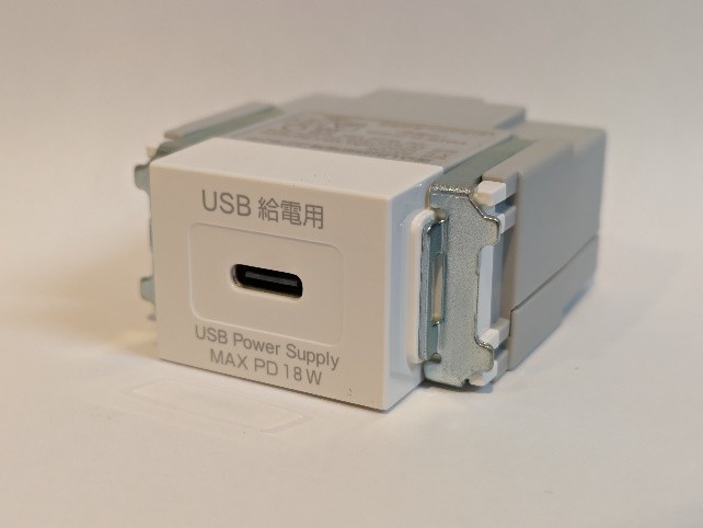『未使用』おまけ付き　埋込USB給電用コンセント ホワイト USB-R3704W 埋込USB+AC給電用コンセント『USB-R3702シリーズ』 | TERADA