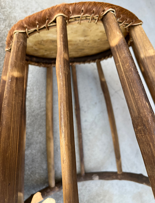 アカ族の椅子L4