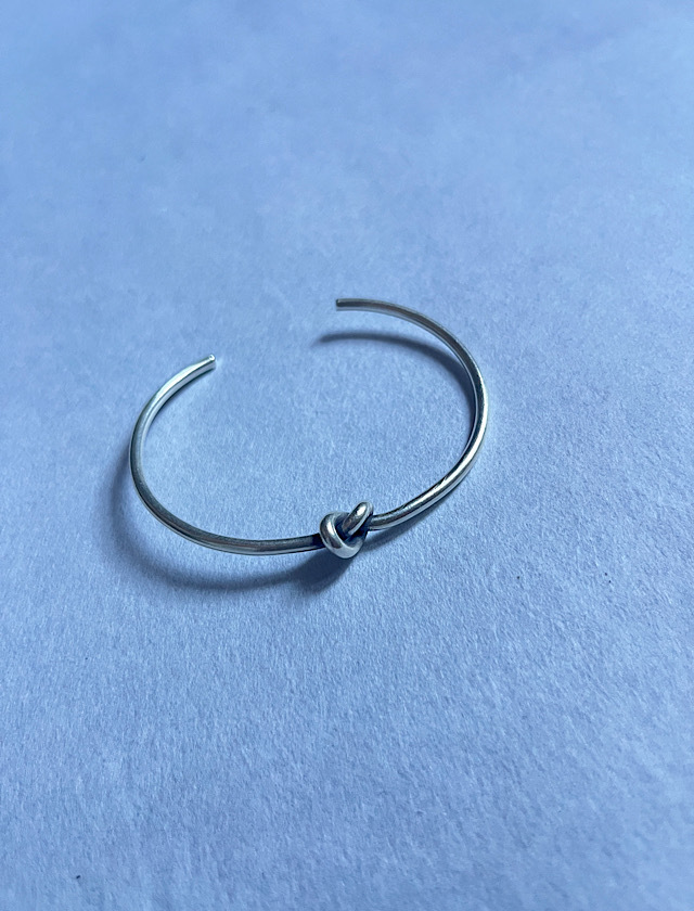 カレンシルバーバングル結び