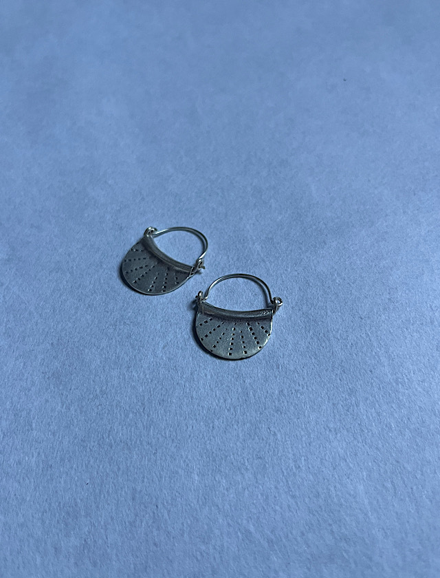 カレンシルバーピアス半月