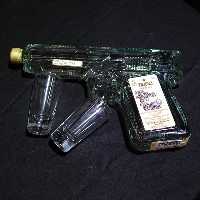 イホス デ ビジャ リボルバーボトル 200ml 40度 テキーラ 飾り