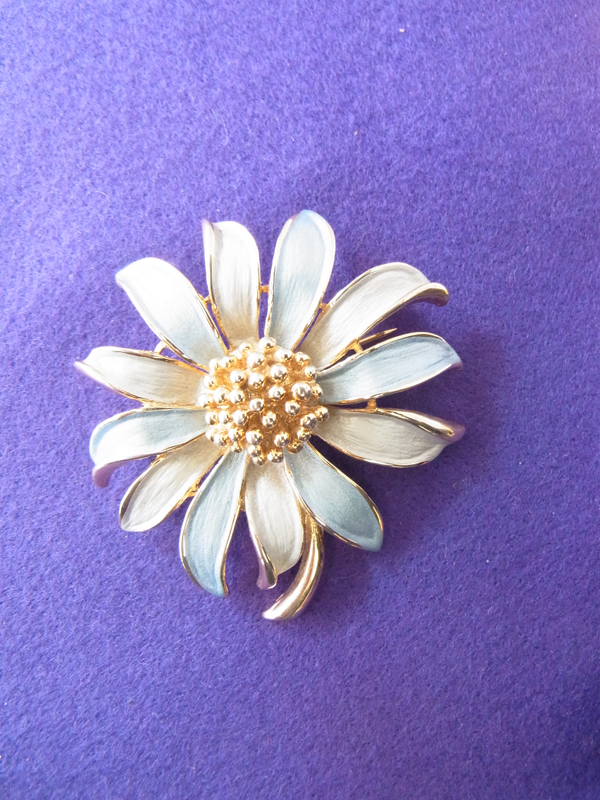 【アクセサリー】ロンドン買い付けアリスブルー色の花びらモチーフヴィンテージブローチ：09UK924【ヨーロッパ古着】