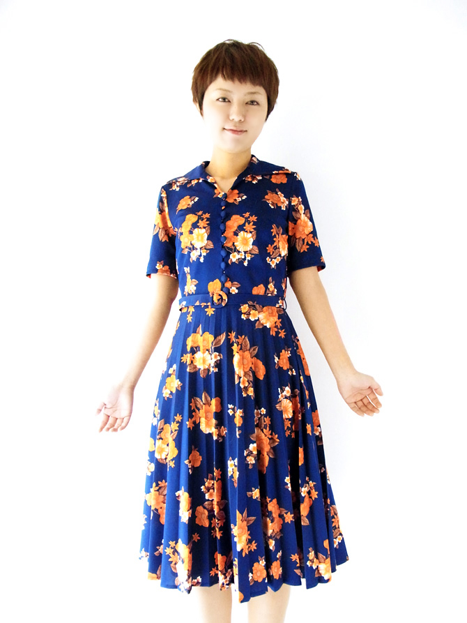 軽やかで美しいライン、鮮やかな色彩のレトロな花柄がキュート♪映画女優気分な春ワンピ