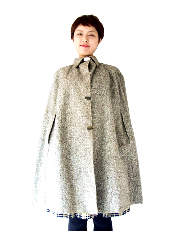 秋冬のコーデをクラシックに演出してくれる上品なツイードケープコート