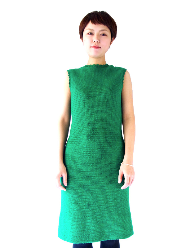 鮮やかなグリーンのニットがしっかりとした編みこみで美麗ラインを作るヴィンテージワンピ