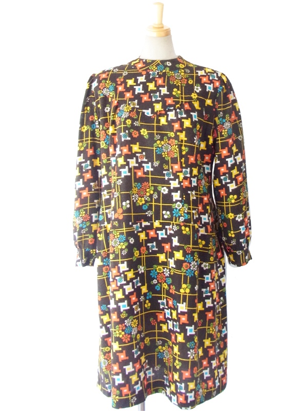 ヨーロッパ古着 フランス買い付け ６０年代製 ブラック X カラフルなレトロプリント ヴィンテージ ウールワンピース14FC521