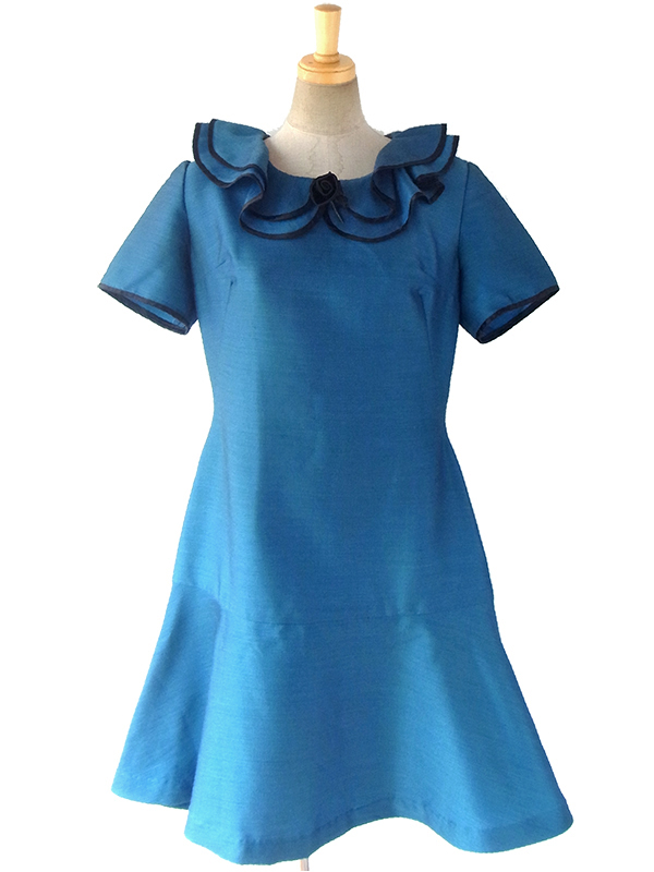 ヨーロッパ古着 ロンドン買い付け 上品な光沢のピーコックブルー X ブラック 薔薇コサージュ ヴィンテージ ドレス 16BS412