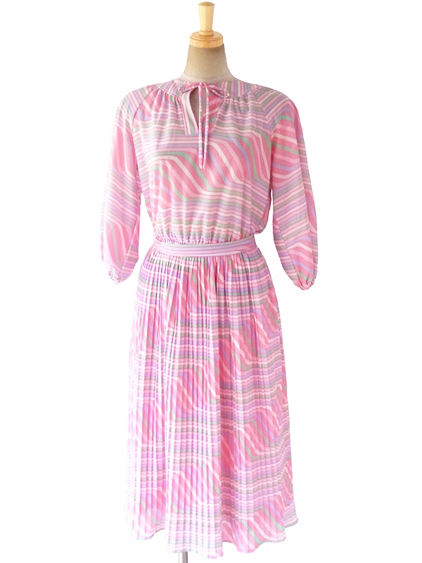 ヨーロッパ古着 フランス買い付け 70年代製 ピンクを基調としたパステルカラー  共布ベルト付き プリーツ ワンピース 17FC415