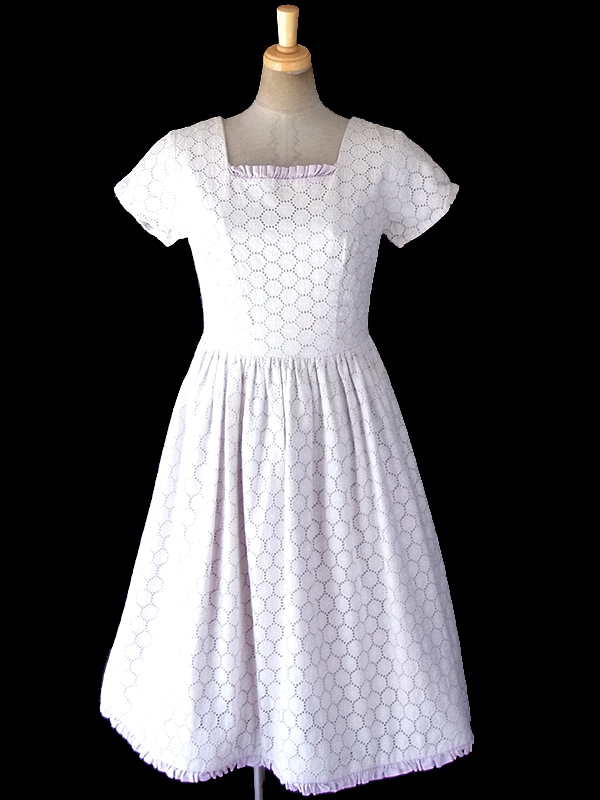 ヨーロッパ古着 フランス買い付け 60年代製 ホワイト X ラベンダー 花柄刺繍入りカットレース ヴィンテージ ワンピース 18FC219