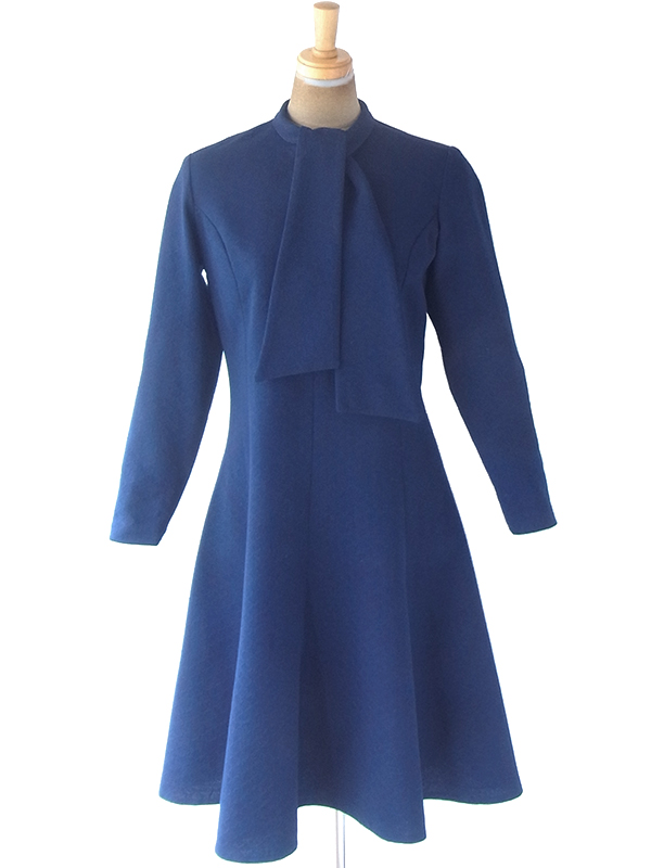 ヨーロッパ古着 フランス買付 70年代製 ロイヤルブルー 凹凸で模様の浮かぶ生地X ボウタイ  フレア ワンピース 20FC609 