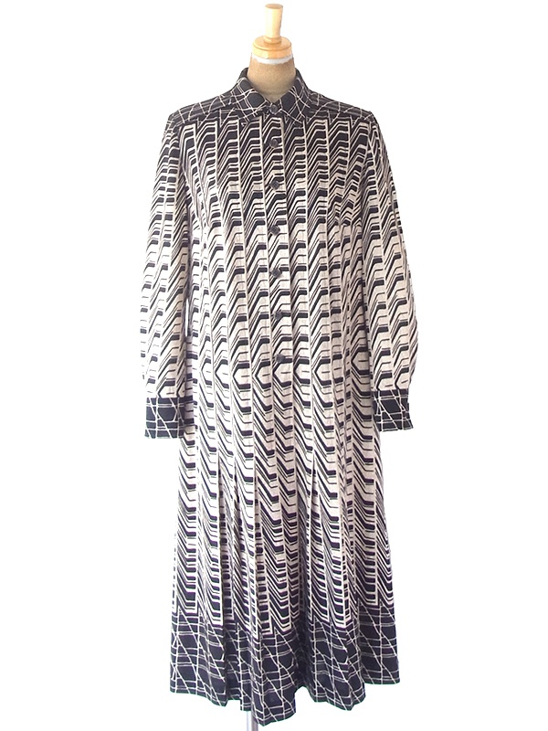 【ヨーロッパ古着】ロンドン買い付け 70年代製 オフホワイト X ブラック レトロ柄 ヴィンテージ プリーツ ワンピース 21OM709