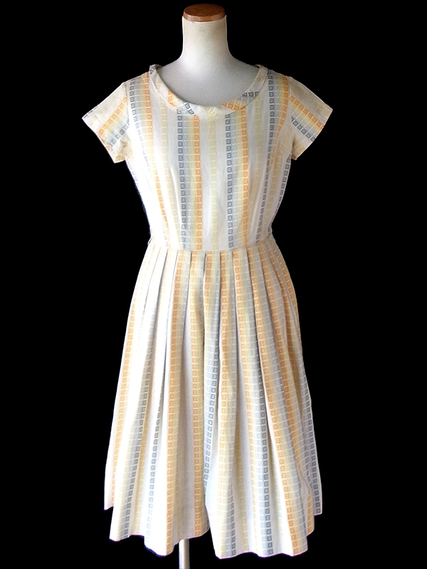 ヨーロッパ古着 ロンドン買付け 70年代製 オフホワイト X シルバー・イエロー プリーツ ワンピース 23BS003