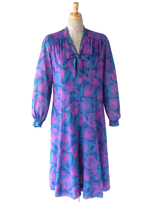 ヨーロッパ古着 70年代フランス製 スレート X ピンク・ブルー レトロ柄 ボウタイ ワンピース 25FC110