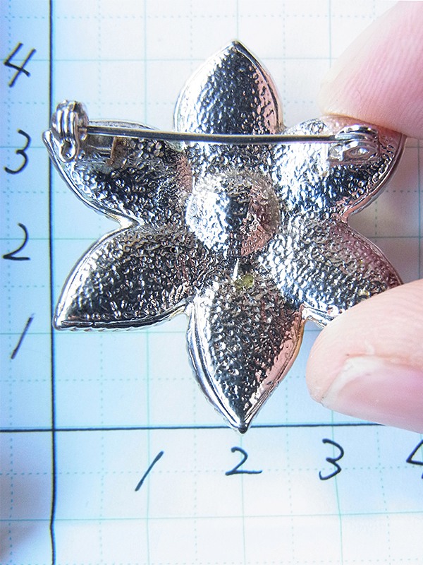 【アクセサリー】ロンドン買い付け  ゴールド X ライトストーン フェイクパール 花びら モチーフ ブローチ 09UK1028【ヨーロッパ古着】