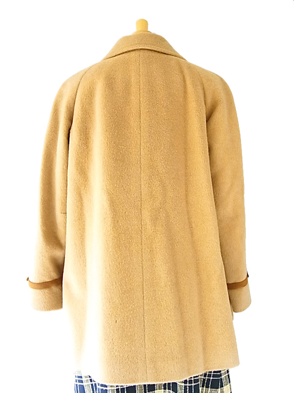 イギリス王室御用達ブランド「アクアスキュータム」のエレガントなウールコート