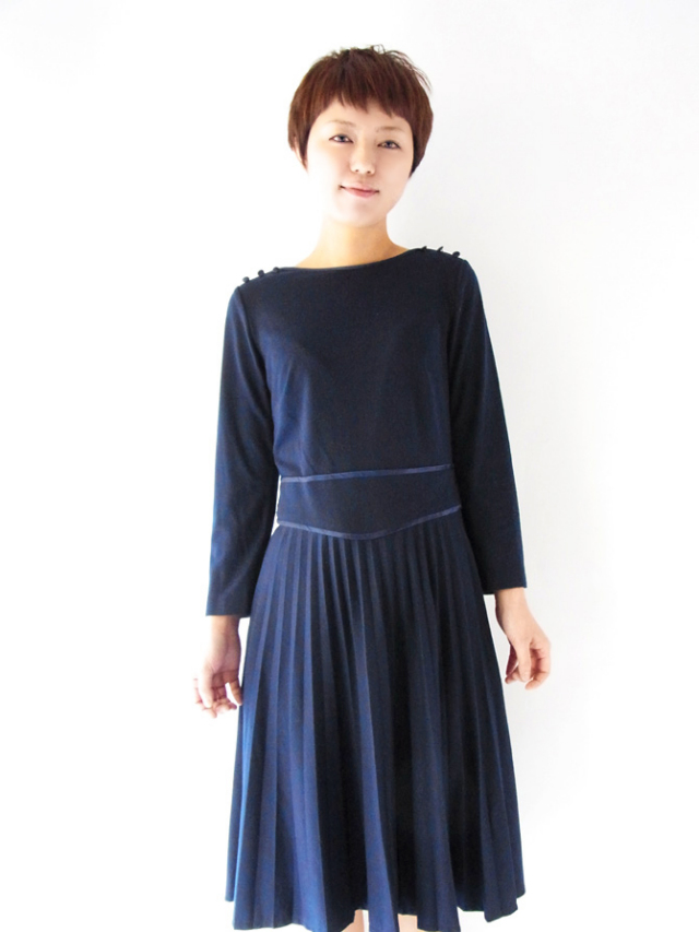 深く美しいネイビーが、スマートでエレガントなラインに映えるロンドン買い付けヴィンテージワンピース