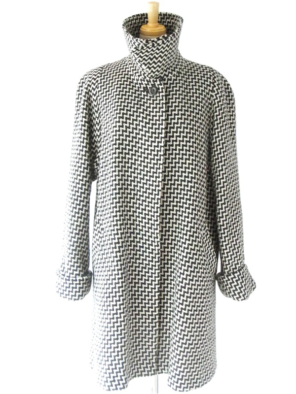 ヨーロッパ古着 フランス買い付け　60年代製 モノトーン 幾何学模様　大きなスタンドカラー ツイードコート: 13FC803
