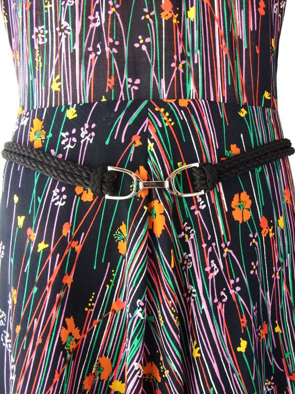 ヨーロッパ古着 ロンドン買い付け 60年代製 シックなブラック X カラフル花柄 ベルト付き　ヴィンテージ ワンピース 15BS116