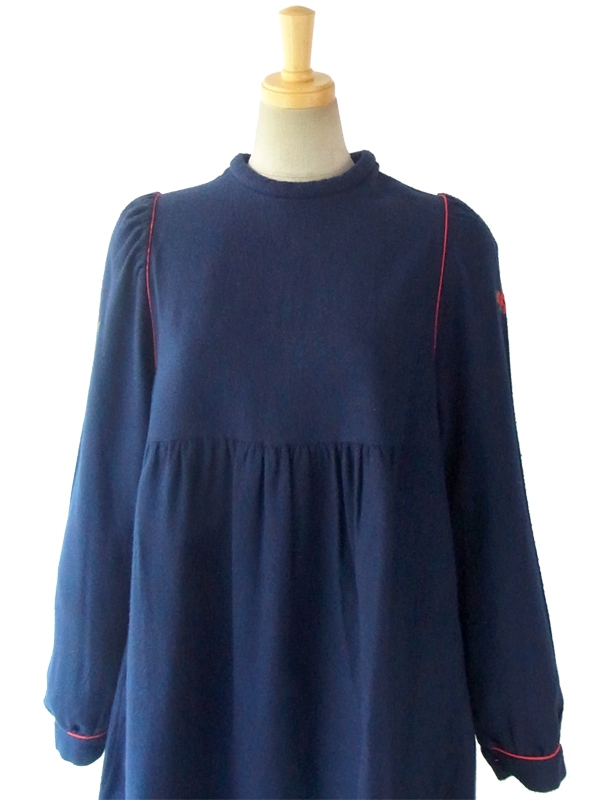 ヨーロッパ古着 フランス買い付け 60年代製 深いブルー X レッドパイピング 肩口に花柄刺繍 ヴィンテージ ワンピース 15FC411