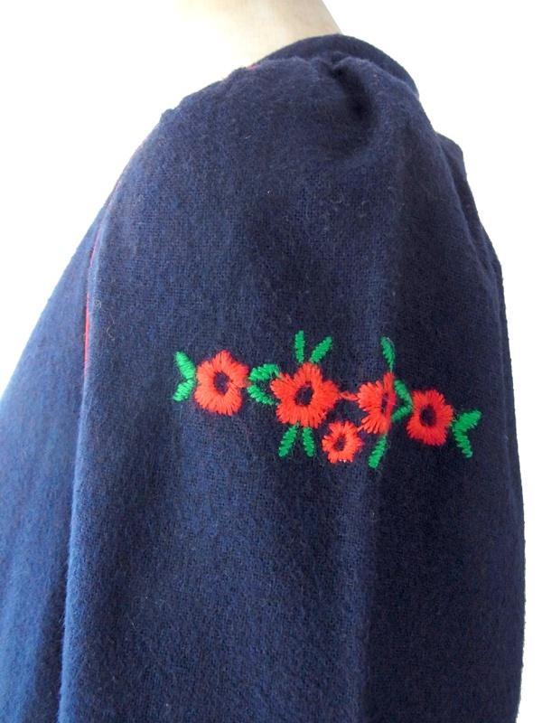 ヨーロッパ古着 フランス買い付け 60年代製 深いブルー X レッドパイピング 肩口に花柄刺繍 ヴィンテージ ワンピース 15FC411
