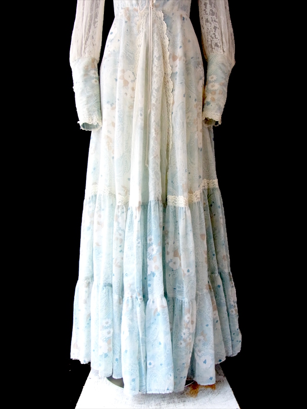 70年代アメリカ製 GUNNE SAX 淡い水色 ペイズリー柄 X 花柄 レーステープ飾り ふんわりマキシワンピース 15SP010