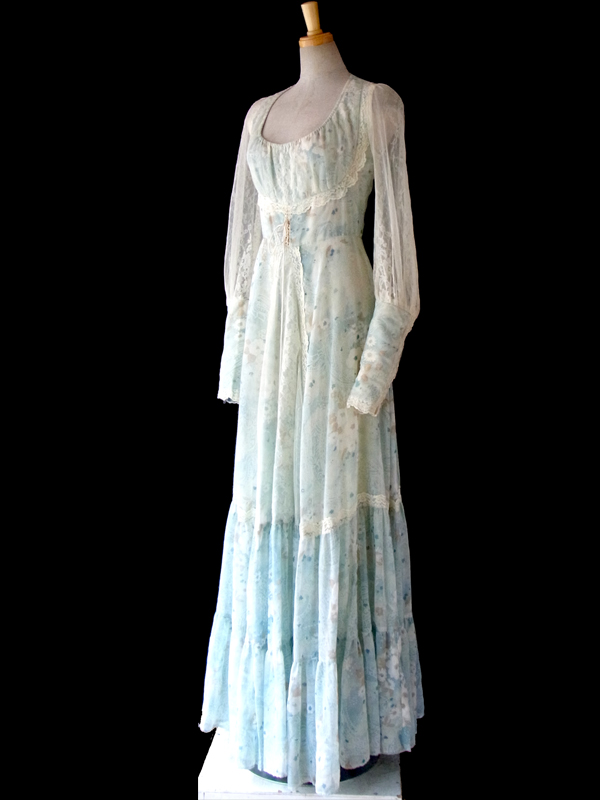 70年代アメリカ製 GUNNE SAX 淡い水色 ペイズリー柄 X 花柄 レーステープ飾り ふんわりマキシワンピース 15SP010