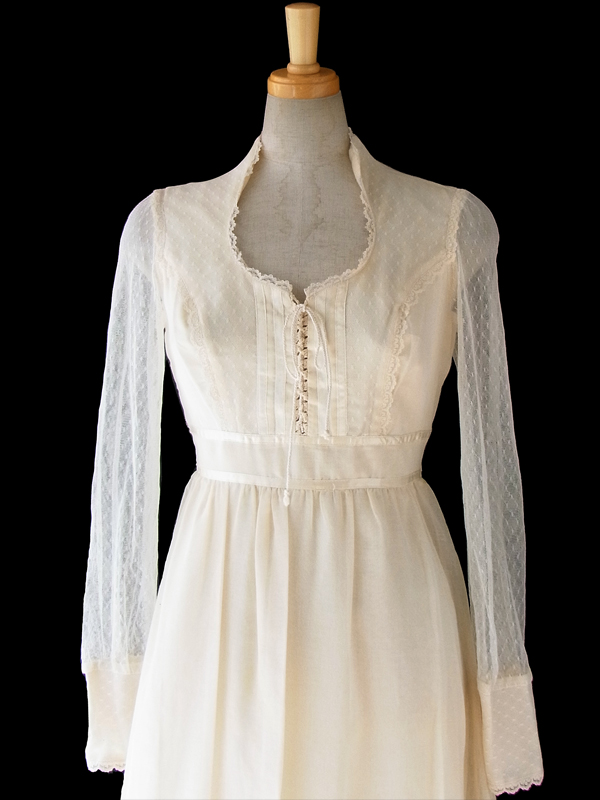 【送料無料】70年代アメリカ製 アイボリーX レース装飾 組紐 ふんわりシルエットのクラシカルなマキシドレス 15SP011【フェミニン】