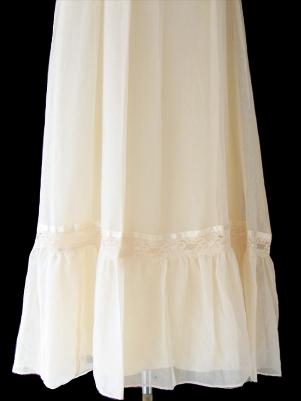 【送料無料】70年代アメリカ製 アイボリーX レース装飾 組紐 ふんわりシルエットのクラシカルなマキシドレス 15SP011【フェミニン】