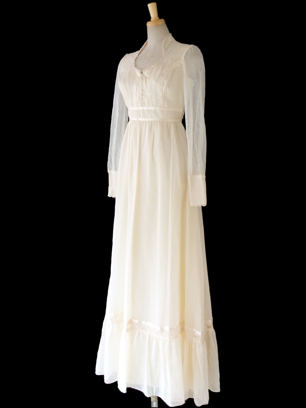 【送料無料】70年代アメリカ製 アイボリーX レース装飾 組紐 ふんわりシルエットのクラシカルなマキシドレス 15SP011【フェミニン】